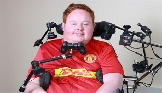 مصاب بالشلل التام يمارس لعبة «الفيفا» بفمه !