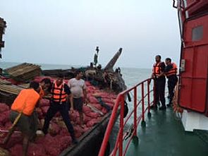 انقاذ ‘لنج’ إيراني بالقرب من جزيرة عوهة