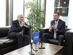 برشلونة يهدد بالإنسحاب من مسابقات الفيفا