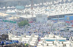 حجاج بيت الله الحرام يصلون لمشعر منى