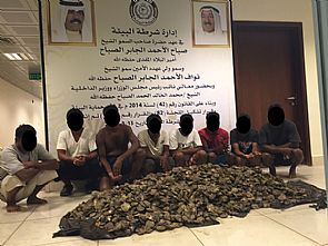 ضبط 8 آسيويين بحوزتهم 202 كيلو محار