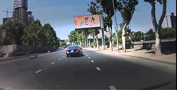 فيديو: راكبا دراجة ينجوان من الموت بعد حادث دهس مروع