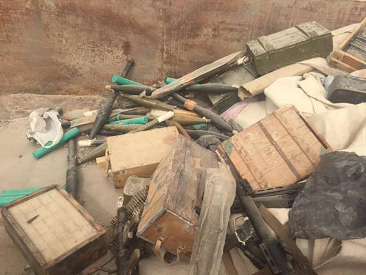 بالصور / العثور على أسلحة وذخائر تعود للغزو