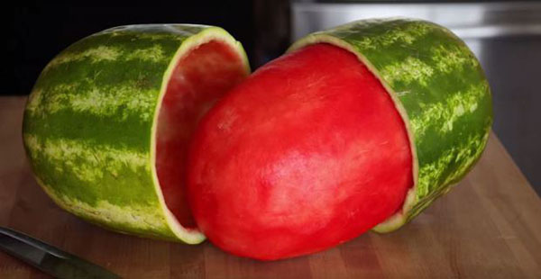 فيديو: خدعة تقشير البطيخ تستقطب 7 مليون مشاهدة