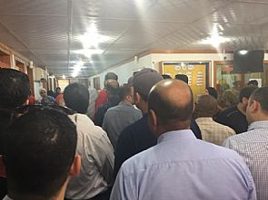 تجمع احتجاجي أمام مدرسة خاصة