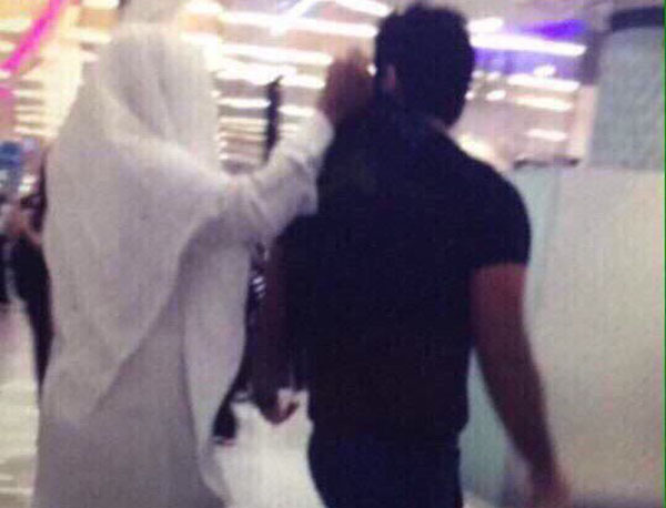 فيديو: الهيئة السعودية تضبط ممثلا كويتيا يصور سلفي مع النساء داخل مول تجاري شمال الرياض