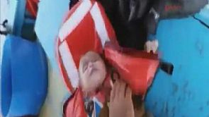 بالفيديو/ صياد ينقذ رضيعاً سورياً غارقاً في عرض البحر