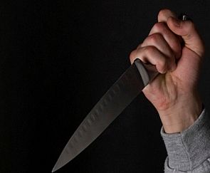 رجل أمن يتعرض للطعن