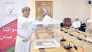 العمانيون يبدأون الإدلاء بأصواتهم بانتخابات مجلس الشورى