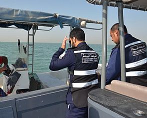 ضبط طراد نزهه يقوم بالصيد داخل جون الكويت