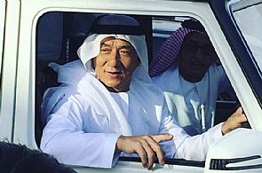 صور جاكي شان بالزي الإماراتي تغزو مواقع التواصل