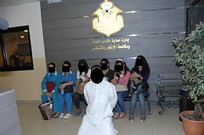 القبض على وافد يحتجز آسيويات