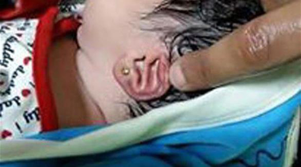 صور: مصري يفاجأ بلفظ الجلالة على أذن مولودته