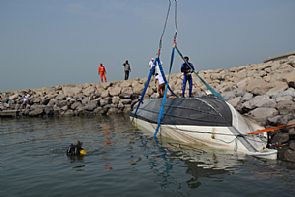 الغوص يرفع يختا غارقا بنقعة الشملان