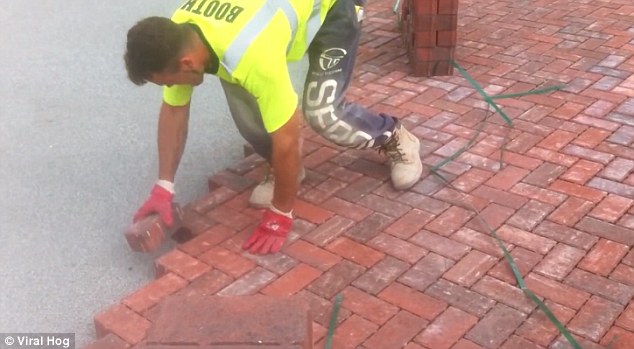 فيديو: عامل بناء يضع 40 قالب طوب في ثلاثين ثانية