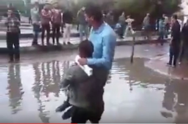 فيديو طريف: مصري يستفيد من هطول الأمطار الغزيرة بطريقته الخاصة