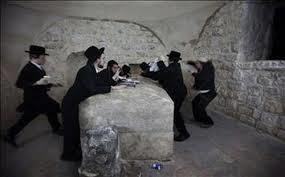 مستوطنون يقتحمون (قبر يوسف) في مدينة نابلس