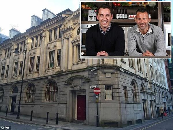 صور: اللاعب الإنجليزي جاري نيفيل يؤوي 30 مشردًا في فندق يملكه