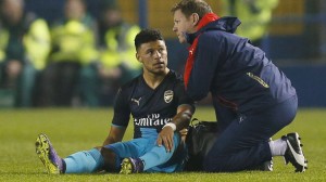 Football - Sheffield Wednesday v Arsenal - Capital One Cup Fourth Round - Hillsborough - 27/10/15 Arsenal's Alex Oxlade Chamberlain receives treatment after sustaining an injury before being substituted Action Images via Reuters / Jason Cairnduff Livepic EDITORIAL USE ONLY. No use with unauthorized audio, video, data, fixture lists, club/league logos or "live" services. Online in-match use limited to 45 images, no video emulation. No use in betting, games or single club/league/player publications. Please contact your account representative for further details. - RTX1TIOK