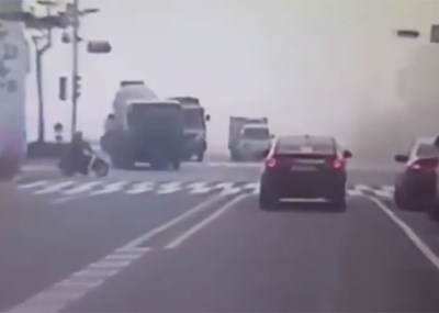 بالفيديو.. لحظة مقتل 3 نساء تحطمت سيارتهن تحت خلاط إسمنت