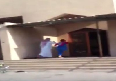 بالفيديو.. “معاق خليجي” يقفز على ساق واحدة للحاق بصلاة الجماعة