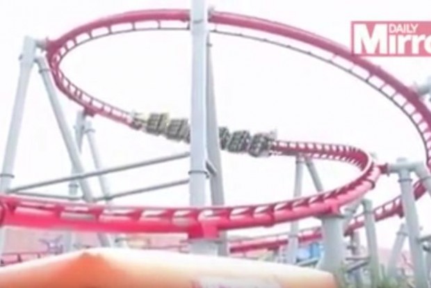 فيديو: نجاة مغامر من الموت بعدما كادت تسحقه لعبة أفعوانية