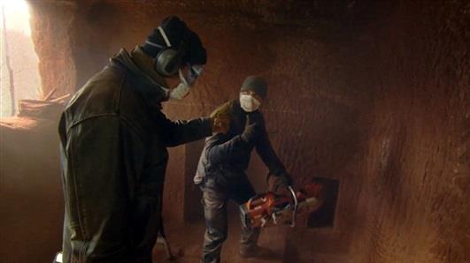 بالصور.. رجل أعمال يحول كهفا إلى منزل الأحلام