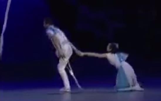 بالفيديو.. شاب وفتاة يتحديان إعاقتهما ويبكيان الجمهور