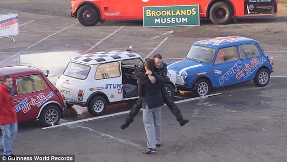 فيديو وصور: سائق يركن السيارة بطريقة احترافية ويدخل موسوعة جينيس