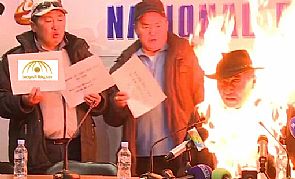 فيديو…وزير التجارة المنغولي يحرق نفسه خلال مؤتمر صحفي احتج فيه على بيع بلاده للفحم للصين