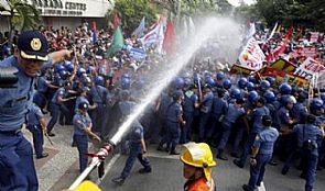 الفلبين تمنع مئات المتظاهرين من عرقلة اجتماع أبيك