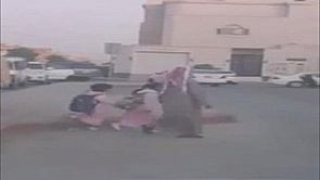 بالفيديو/ حارس مدرسة يضرب مثالا في ‘الأبوة’