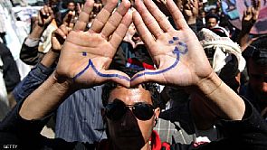 غارات على تعز وهادي يطالب بسرعة دمج المقاومة