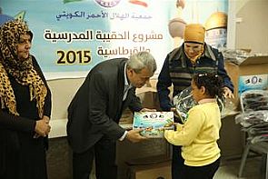 الهلال الأحمر الكويتي يوزع حقائب مدرسية بالقدس