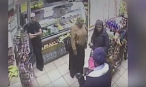 بالفيديو/ ساعي بريد يبصق على محجبتين بنيويورك !