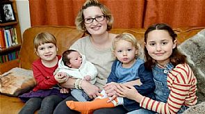 بريطانية تنجب 3 أطفال في اليوم نفسه