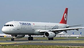 بلاغ بجسم غريب على طائرة تركية بالقاهرة