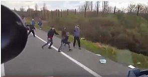 بالفيديو/ سائق مجري يحاول دهس لاجئين بشاحنته