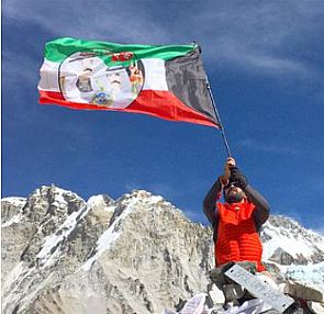 قبازرد يتسلق قمة إيفرست