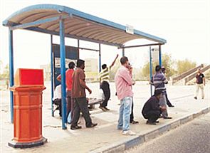 مصرع بنغالي جالسا بموقف ‘باص’