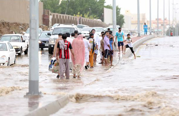 أمطار جدة تتواصل.. مؤذنو المساجد يصدعون: صلوا في رحالكم