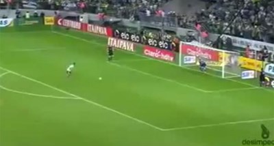 بالفيديو.. ركلة جزاء غريبة تجبرك على إعادة المشاهدة 50 مرة!