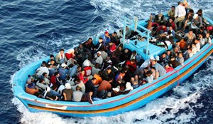 مدرس پولندي: كم لاجئاً سورياً يجب رميهم من القارب ليبقى طافياً ؟