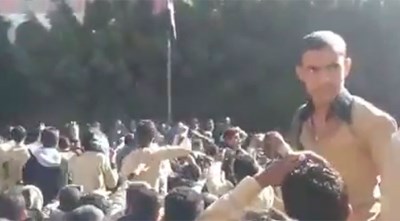 بالفيديو.. لحظة قذف طلاب مدرسة الكويت رئيس الحوثيين بالحجارة