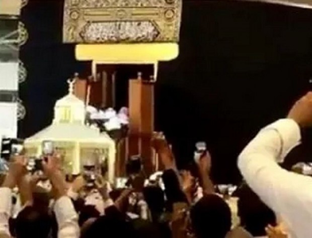 فيديو: ردة فعل الناس لحظة فتح باب الكعبة