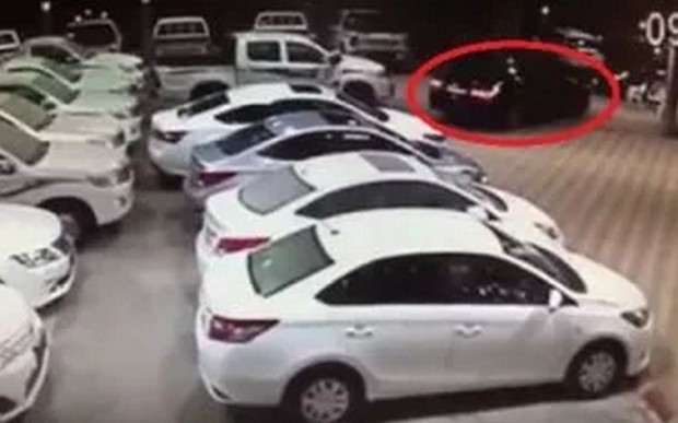 فيديو: لحظة قيام شخص بسرقة سيارة BMW من معرض في مكة