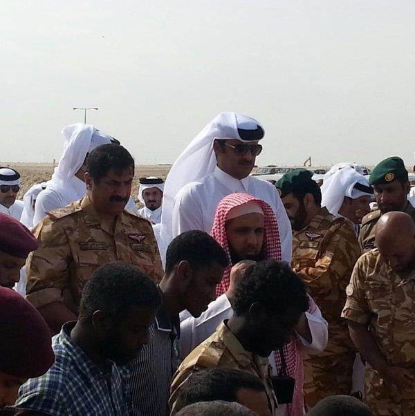 فيديو وصور: أمير قطر يتقدم مشيعي جثمان الجندي الشهيد محمد سليمان