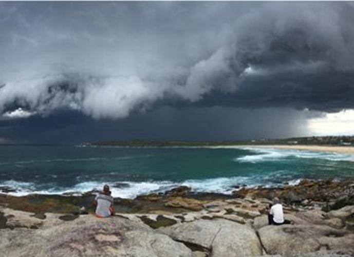 فيديو: “سحابة تسونامي” تضرب احد شواطيء استراليا