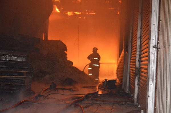 بالصور/ حريق مصنع للمواد الغذائية في الشويخ الصناعية