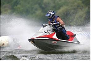 العبدالرزاق يشارك في ختام بطولة العالم للدراجات المائية